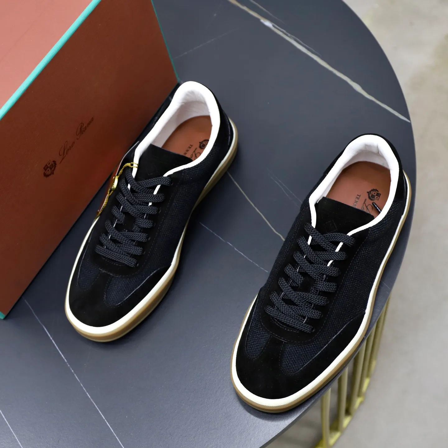 Ex-factory price: 540💰Loro Riana men’s moral training sneakers! Made from high-quality materials and designed in a low-cut silhouette, it offers an elegant and stylish look that's suitable for year-round wear. The unique double-layer sole aesthetic design, caramel cup-shaped outsole is decorated with off-white rubber trim, creating an attractive color combination. Pair with tailored pieces or jeans for a sophisticated yet casual look. The heel is decorated with soft cow leather tongue with Kummel color inserts and cotton laces with embossed LP logo. Upper: cow split suede stitching knitted fabric. Lining: original thickened soft sheepskin. Size: 38-39-40-41-42-43-44 (customized in 45.46)